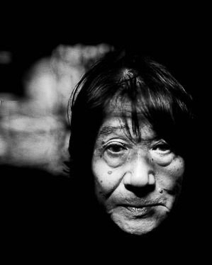 Portrait du photographe Daido Moriyama, noir et blanc
